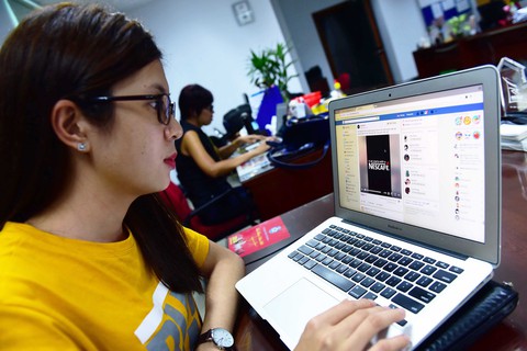 Buộc đặt máy chủ tại Việt Nam để thu thuế Facebook, Agoda...? - Ảnh 1. Buộc đặt máy chủ tại Việt Nam để thu thuế Facebook, Agoda...? - Ảnh 1.