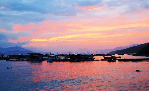 Bản sắc Việt: Nha Trang hoàng hôn đẹp lặng người - Ảnh 1. Bản sắc Việt: Nha Trang hoàng hôn đẹp lặng người - Ảnh 1.