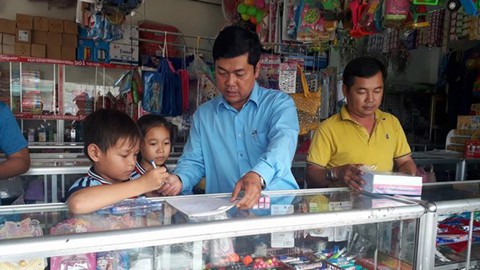 Mạnh thường quân hỗ trợ 3 chị em đùm bọc nhau ăn học - Ảnh 1. Mạnh thường quân hỗ trợ 3 chị em đùm bọc nhau ăn học - Ảnh 1.