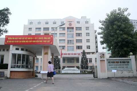 Công khai lý lịch kèm ảnh giảng viên - Ảnh 1. Công khai lý lịch kèm ảnh giảng viên - Ảnh 1.