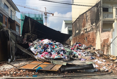 Sập tường nhà đang cháy, một lính cứu hỏa hi sinh - Ảnh 4. Sập tường nhà đang cháy, một lính cứu hỏa hi sinh - Ảnh 4.