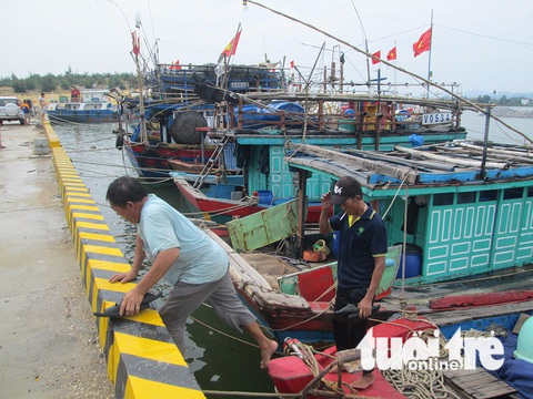 Miền Trung bắt đầu mưa lớn, dân hối hả chạy bão số 10 - Ảnh 5. Miền Trung bắt đầu mưa lớn, dân hối hả chạy bão số 10 - Ảnh 5.