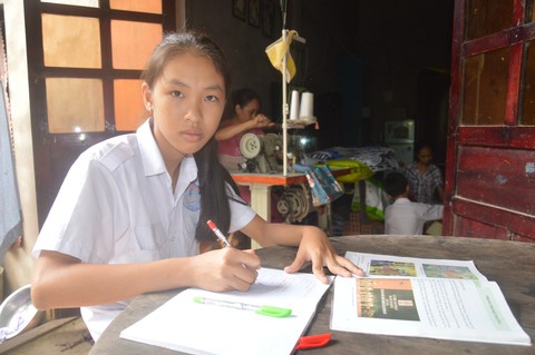 Chông chênh đường đến trường của hai học trò nghèo - Ảnh 4. Chông chênh đường đến trường của hai học trò nghèo - Ảnh 4.