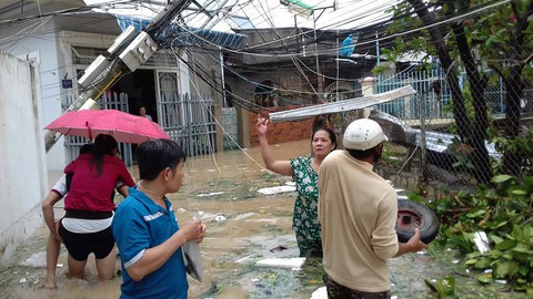 Sinh viên vùng rốn bão số 12 sốt ruột ngóng về quê nhà - Ảnh 2. Sinh viên vùng rốn bão số 12 sốt ruột ngóng về quê nhà - Ảnh 2.