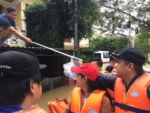 Những hộp cơm nóng ấm lòng bà con vùng lũ Hội An - Ảnh 4. Những hộp cơm nóng ấm lòng bà con vùng lũ Hội An - Ảnh 4.