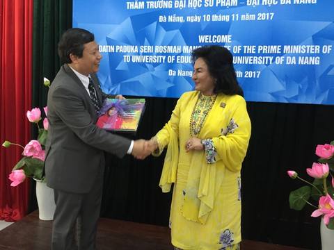 Phu nhân Thủ tướng Malaysia thăm Đại học Sư phạm Đà Nẵng - Ảnh 4. Phu nhân Thủ tướng Malaysia thăm Đại học Sư phạm Đà Nẵng - Ảnh 4.