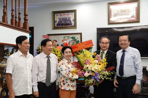 Bí thư Thành ủy TP.HCM chúc mừng nhà giáo lão thành - Ảnh 1. Bí thư Thành ủy TP.HCM chúc mừng nhà giáo lão thành - Ảnh 1.