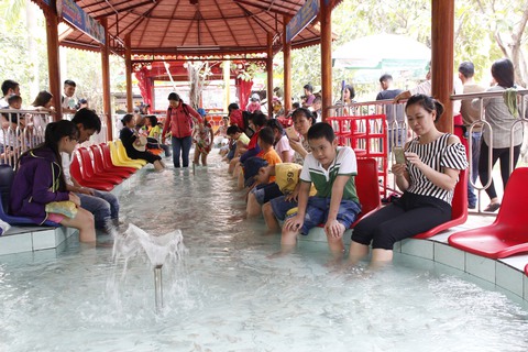 Nghỉ lễ, các khu vui chơi TP.HCM bùng nổ khách - Ảnh 3. Nghỉ lễ, các khu vui chơi TP.HCM bùng nổ khách - Ảnh 3.