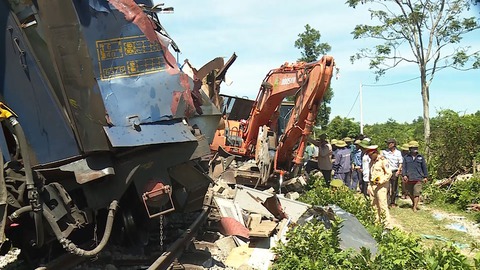 Tạm giữ tài xế máy xúc gây tai nạn cho tàu SE3 - Ảnh 2. Tạm giữ tài xế máy xúc gây tai nạn cho tàu SE3 - Ảnh 2.