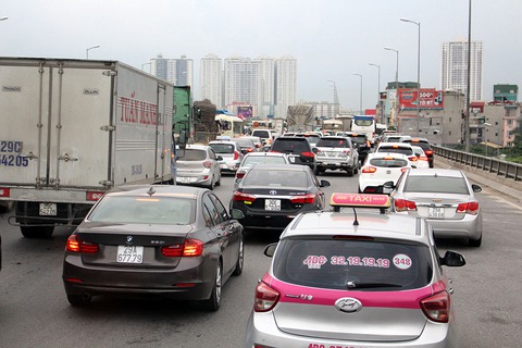 Người dân trở lại sau lễ, đường vào thủ đô kẹt cứng - Ảnh 4. Người dân trở lại sau lễ, đường vào thủ đô kẹt cứng - Ảnh 4.