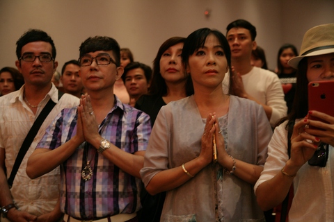 Sài Gòn cúng tổ sân khấu, lân trống rộn ràng - Ảnh 7. Sài Gòn cúng tổ sân khấu, lân trống rộn ràng - Ảnh 7.