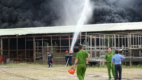 Cháy lớn dưới đường điện cao thế, cắt điện toàn TP Vũng Tàu - Ảnh 4. Cháy lớn dưới đường điện cao thế, cắt điện toàn TP Vũng Tàu - Ảnh 4.