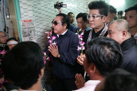 Tiễn đưa nghệ sĩ Khánh Nam trong cơn mưa Sài Gòn buổi sớm - Ảnh 4. Tiễn đưa nghệ sĩ Khánh Nam trong cơn mưa Sài Gòn buổi sớm - Ảnh 4.