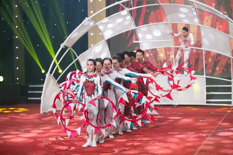 Kỳ tài lộ diện 2017: Cha con ảo thuật gia Hoàng Khang thành quán quân - Ảnh 8. Kỳ tài lộ diện 2017: Cha con ảo thuật gia Hoàng Khang thành quán quân - Ảnh 8.