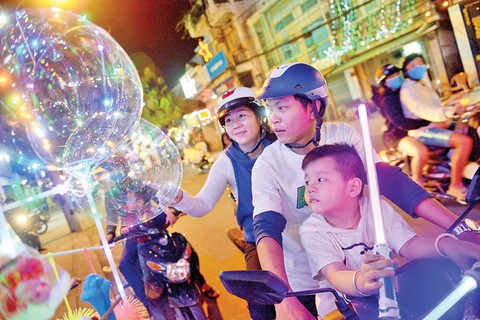 Xóm đạo Sài Gòn lung linh đón Giáng sinh - Ảnh 3. Xóm đạo Sài Gòn lung linh đón Giáng sinh - Ảnh 3.