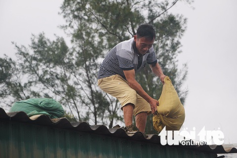 Miền Trung bắt đầu mưa lớn, dân hối hả chạy bão số 10 - Ảnh 2. Miền Trung bắt đầu mưa lớn, dân hối hả chạy bão số 10 - Ảnh 2.