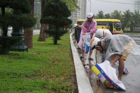 Người Đà Nẵng dầm mưa dọn dẹp phố phường đón APEC - Ảnh 7. Người Đà Nẵng dầm mưa dọn dẹp phố phường đón APEC - Ảnh 7.