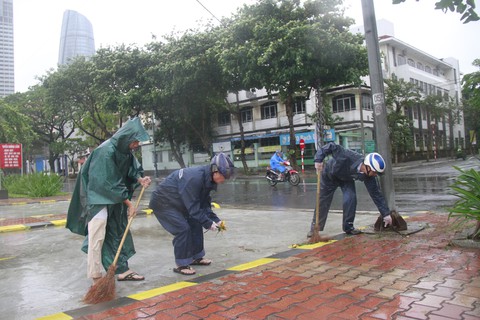 Người Đà Nẵng dầm mưa dọn dẹp phố phường đón APEC - Ảnh 8. Người Đà Nẵng dầm mưa dọn dẹp phố phường đón APEC - Ảnh 8.