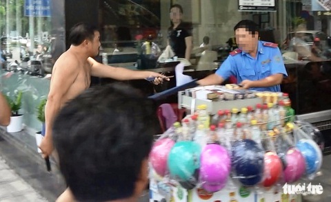 Clip tài xế taxi dù cầm dao rọc giấy rượt thanh tra giao thông - Ảnh 3. Clip tài xế taxi dù cầm dao rọc giấy rượt thanh tra giao thông - Ảnh 3.