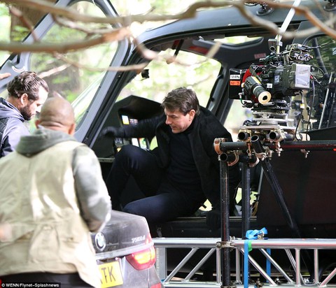Tom Cruise quay lại phim trường sau tai nạn bể mắt cá chân - Ảnh 2. Tom Cruise quay lại phim trường sau tai nạn bể mắt cá chân - Ảnh 2.