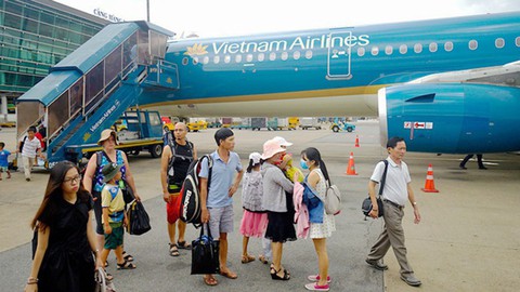 Máy bay của Vietnam Airlines bị chảy dầu thủy lực cột giảm chấn - Ảnh 1. Máy bay của Vietnam Airlines bị chảy dầu thủy lực cột giảm chấn - Ảnh 1.