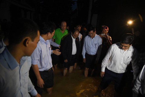 Thủ tướng lội nước thị sát tình hình lũ lụt và việc chuẩn bị APEC - Ảnh 3. Thủ tướng lội nước thị sát tình hình lũ lụt và việc chuẩn bị APEC - Ảnh 3.