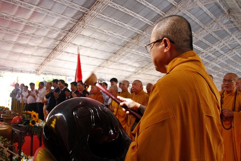 Hàng ngàn người cầu siêu cho nạn nhân tai nạn giao thông - Ảnh 2. Hàng ngàn người cầu siêu cho nạn nhân tai nạn giao thông - Ảnh 2.