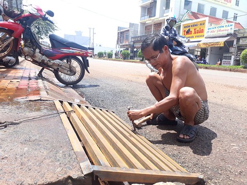 Cận cảnh những bẫy cống nơi nữ sinh lớp 11 bị cuốn chết - Ảnh 6. Cận cảnh những bẫy cống nơi nữ sinh lớp 11 bị cuốn chết - Ảnh 6.