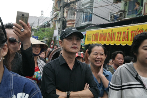Tiễn đưa nghệ sĩ Khánh Nam trong cơn mưa Sài Gòn buổi sớm - Ảnh 5. Tiễn đưa nghệ sĩ Khánh Nam trong cơn mưa Sài Gòn buổi sớm - Ảnh 5.