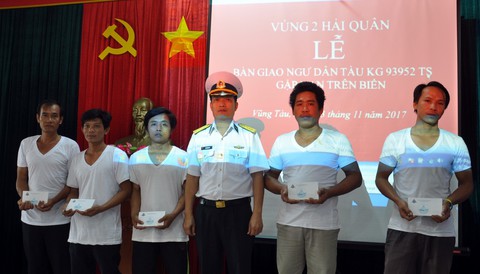Chìm tàu, 5 ngư dân Kiên Giang được tàu Liberia cứu sống - Ảnh 2.