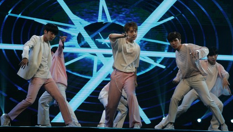 Teen Top hát Phía sau một cô gái cùng Soobin Hoàng Sơn - Ảnh 5. Teen Top hát Phía sau một cô gái cùng Soobin Hoàng Sơn - Ảnh 5.