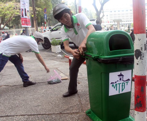 TP.HCM quản lý thùng rác công cộng theo mạng lưới - Ảnh 1. TP.HCM quản lý thùng rác công cộng theo mạng lưới - Ảnh 1.