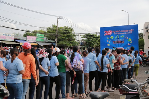 Hơn 20.000 lượt người dân xếp hàng ủng hộ hàng Việt - Ảnh 3. Hơn 20.000 lượt người dân xếp hàng ủng hộ hàng Việt - Ảnh 3.