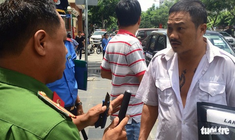 Clip tài xế taxi dù cầm dao rọc giấy rượt thanh tra giao thông - Ảnh 4. Clip tài xế taxi dù cầm dao rọc giấy rượt thanh tra giao thông - Ảnh 4.