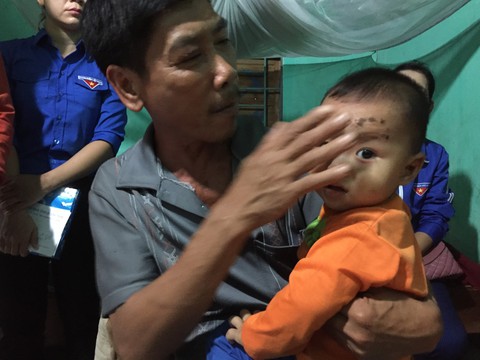 Hàng cứu trợ của bạn đọc Tuổi Trẻ đến vùng lũ Bắc Trà My - Ảnh 4. Hàng cứu trợ của bạn đọc Tuổi Trẻ đến vùng lũ Bắc Trà My - Ảnh 4.