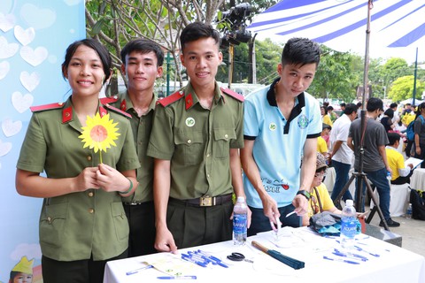 Sinh viên thức xuyên đêm, bán hàng gây quỹ vì em nhỏ - Ảnh 5. Sinh viên thức xuyên đêm, bán hàng gây quỹ vì em nhỏ - Ảnh 5.