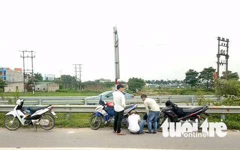 Hàng chục xe máy dính đinh lạ trên đường cao tốc - Ảnh 2. Hàng chục xe máy dính đinh lạ trên đường cao tốc - Ảnh 2.