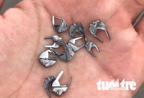 Hàng chục xe máy dính đinh lạ trên đường cao tốc - Ảnh 1. Hàng chục xe máy dính đinh lạ trên đường cao tốc - Ảnh 1.