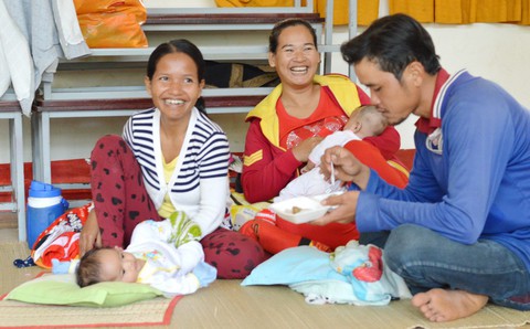Dòng người tay xách nách mang về nhà với nụ cười tươi rói - Ảnh 6. Dòng người tay xách nách mang về nhà với nụ cười tươi rói - Ảnh 6.
