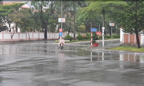 Côn Đảo bắt đầu nổi gió mạnh, giữ nguyên phương án chống bão - Ảnh 1. Côn Đảo bắt đầu nổi gió mạnh, giữ nguyên phương án chống bão - Ảnh 1.
