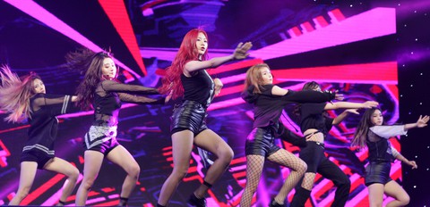 Teen Top hát Phía sau một cô gái cùng Soobin Hoàng Sơn - Ảnh 6. Teen Top hát Phía sau một cô gái cùng Soobin Hoàng Sơn - Ảnh 6.