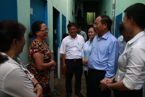 Lãnh đạo Thành ủy TP.HCM thăm hỏi người dân bị ảnh hưởng do bão - Ảnh 3. Lãnh đạo Thành ủy TP.HCM thăm hỏi người dân bị ảnh hưởng do bão - Ảnh 3.