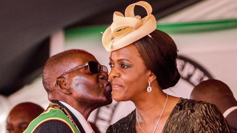 Dân gần như chết đói, gia đình Mugabe sống hơn cả đế vương - Ảnh 1. Dân gần như chết đói, gia đình Mugabe sống hơn cả đế vương - Ảnh 1.