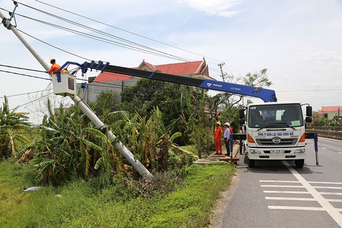 Huy động 7 tỉnh hỗ trợ Quảng Bình khắc phục điện sau bão - Ảnh 2. Huy động 7 tỉnh hỗ trợ Quảng Bình khắc phục điện sau bão - Ảnh 2.