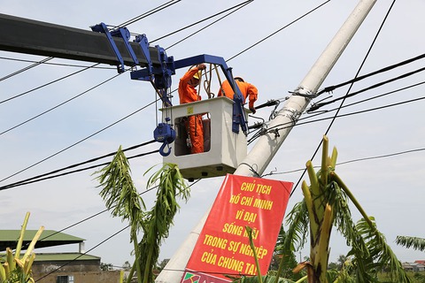 Huy động 7 tỉnh hỗ trợ Quảng Bình khắc phục điện sau bão - Ảnh 1. Huy động 7 tỉnh hỗ trợ Quảng Bình khắc phục điện sau bão - Ảnh 1.