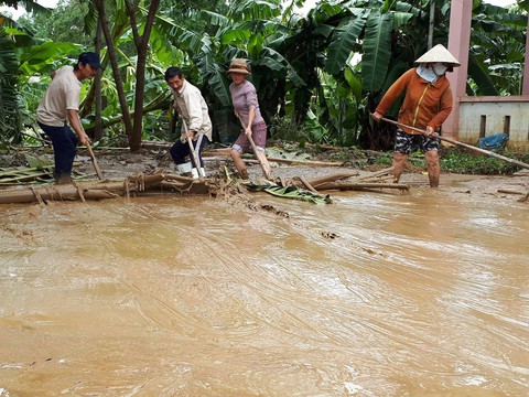 Nước rút dần tại rốn lũ Đại Lộc, người dân hì hục dọn bùn - Ảnh 1. Nước rút dần tại rốn lũ Đại Lộc, người dân hì hục dọn bùn - Ảnh 1.