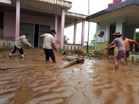 Nước rút dần tại rốn lũ Đại Lộc, người dân hì hục dọn bùn - Ảnh 2. Nước rút dần tại rốn lũ Đại Lộc, người dân hì hục dọn bùn - Ảnh 2.