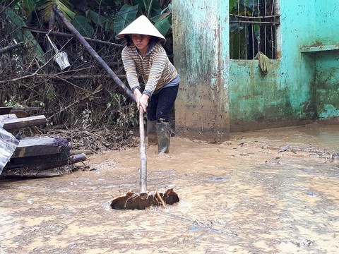Nước rút dần tại rốn lũ Đại Lộc, người dân hì hục dọn bùn - Ảnh 5. Nước rút dần tại rốn lũ Đại Lộc, người dân hì hục dọn bùn - Ảnh 5.