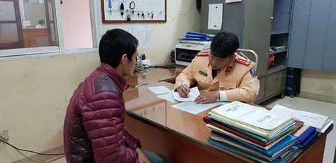 Phạt 1 triệu, tước giấy phép của tài xế đi ngược chiều đường trên cao - Ảnh 2. Phạt 1 triệu, tước giấy phép của tài xế đi ngược chiều đường trên cao - Ảnh 2.