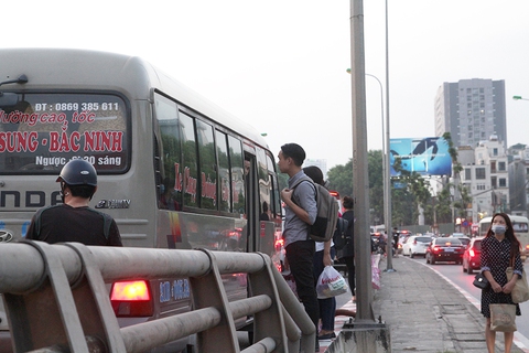 Người dân về nghỉ lễ 2-9, cửa ngõ Hà Nội kẹt cứng - Ảnh 3. Người dân về nghỉ lễ 2-9, cửa ngõ Hà Nội kẹt cứng - Ảnh 3.
